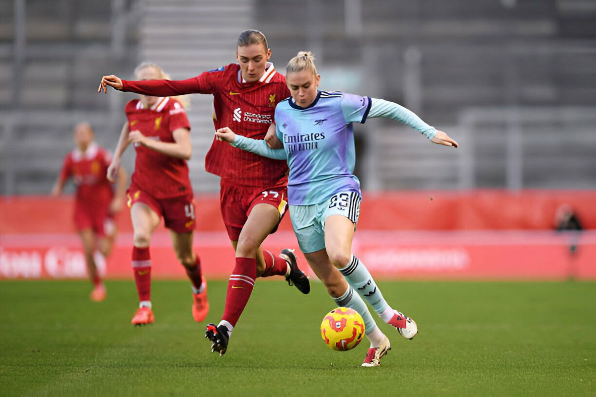 Alessia Russo of Arsenal battles for possession with Jenna Clark